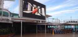 An Tag 2 ist “Social Network” und am dritten Tag “Guardian of the Galaxis” auf der grossen Leinwand am Pool angekündigt. Ich freue mich auf beide Vorstellung um 22 Uhr. Am ersten Abend gehen wir auf dem Weg zum Abendbuffet an der Leinwand vorbei. Der Film läuft, nur leider viel zuleise. Man hört kaum etwas vom Dialog. Leider kümmert sich auch kein Mitarbeiter, die Lautstärke zu regeln. Am dritten Abend ist es nicht anders. Den paar anwesenden Zuschauern scheint es vielleicht nicht zu stören, da sie mehr auf die portugisischen Untertitel achten. Schön für R.C., dass dafür tagsüber die Musikbedröhnung am Pool (welche ja auch von der Leinwand kommt) voll aufgedreht ist. Am vierten Tag bin ich an der Rezeption und berichte dem sehr netten Mitarbeiter von der Lautstärke. Er sagt, es handele sich momentan um ein grosses Problem mit der Technik, welches an dem zu niedrigem Volumen Schuld sei. Heute Abend sollte es klappen…..Sandra Bullock hat dann auch schliesslich um 22:45 nach 45 Minuten Filmlaufzeit Ton zugeschaltet bekommen.