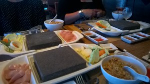 Das kostenpflichtige Restaurant “Izumi” bietet hauptsächlich Sushi (ca. 12 $/8 Stück) an, zusätzlich werden aber auch Gerichte auf dem heissem Stein (wählbar zwischen Fleisch & Fisch, 10 $ pro Person) serviert. Service sowie die Qualität der Speisen sind ausgezeichnet und machen den Besuch des Royal Caribbean Schiffes allemal wert. Zudem bietet das Restaurant einen schönen Ausblick auf den Poolbereich.