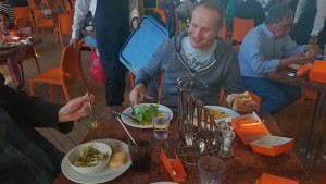Hamburger Verkostung auf dem Pooldeck